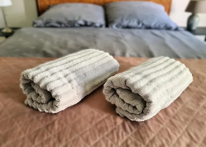 1A-Lage, 2 Gaestezimmer Mit Privatbad & Balkon -- Super Central, 2 Guestrooms With Private Bathroom & Balcony In Shared Loft Appartement Rum i privatbostad *