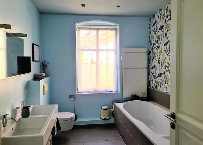 Rum i privatbostad 1A-Lage, 2 Gaestezimmer Mit Privatbad & Balkon -- Super Central, 2 Guestrooms With Private Bathroom & Balcony In Shared Loft Appartement