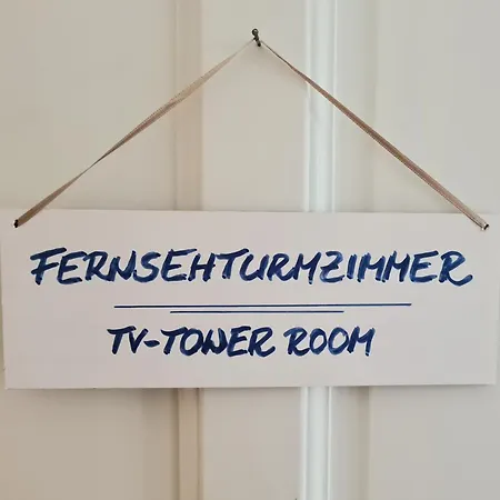 홈스테이 1A-Lage, 2 Gaestezimmer Mit Privatbad & Balkon -- Super Central, 2 Guestrooms With Private Bathroom & Balcony In Shared Loft Appartement