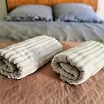1a-lage, 2 Gaestezimmer Mit Privatbad & Balkon -- Super Central, 2 Guestrooms With Private Bathroom & Balcony In Shared Loft Quarto em Acomodações Particulares *