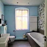 Quarto em Acomodações Particulares 1a-lage, 2 Gaestezimmer Mit Privatbad & Balkon -- Super Central, 2 Guestrooms With Private Bathroom & Balcony In Shared Loft