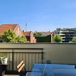 1a-lage, 2 Gaestezimmer Mit Privatbad & Balkon -- Super Central, 2 Guestrooms With Private Bathroom & Balcony In Shared Loft