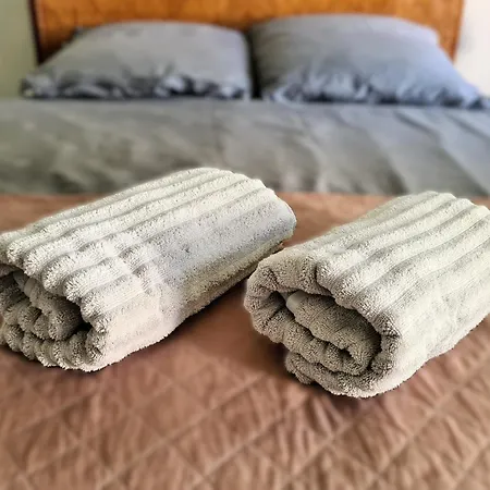 1A-LAGE, Blick - 2 großzügige Zimmer mit Balkon&Bad auf eigener Etage -- SUPER CENTRAL, view - 2 big rooms with balcony&bathroom Privatunterkunft *