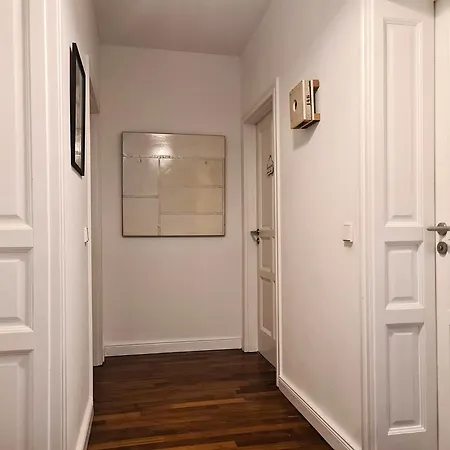 1a-lage, 2 Gaestezimmer Mit Privatbad & Balkon -- Super Central, 2 Guestrooms With Private Bathroom & Balcony In Shared Loft *